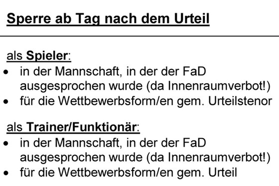 Sportschiedsrichter pfeifen und handwarnung der roten karte, während sie  auf fußballregeln zeigen oder scheitern fußballtrainer mann zeichen für  fehler oder vorsicht für wettkampfspiel isoliert auf weißem hintergrund