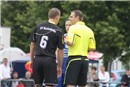 Nur selten musste der Referee Florian Fleischmann eingreifen. Wenn, dann holte er sich beide Kandidaten (links Dominic Zecho, Mitte Nuhi Sulejmani) und schlichtete.