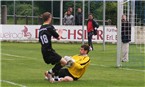Rainer Hausner, der für den verletzten Andreas Sczudlek nach der Pause im Kasten des FSV stand, kommt vor Fabian Schwab an den Ball.