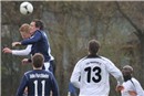 Das Kopfball-Duell von Christian Michl (in blau) und Nicolas Masetzki wurde aufmerksam verfolgt.