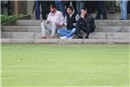 Mehr als "nur" Zaungäste: die Buckenhofer Spieler Tom Jäckel, Hayri Özdemir und Adem Selmani (von links, sitzend).