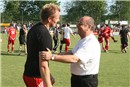 Der Erste Bürgermeister der Stadt Pegnitz Manfred Thümmler (rechts) gratuliert dem Torjäger des
ASV Pegnitz Florian Kretschmer zum größten Erfolg in der Vereinsgeschichte – dem Aufstieg in die
Landesliga.