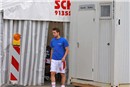 Weil sie die Umkleidekabinen renovieren, müssen sich die Fußballer in Buckenhofen derzeit mit einem Provisorium aus Zelt und Dusch-Container behelfen.