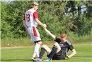 Das ist das Wichtigste: Fair play. Feuchts Andreas Reuß hilft Buckenhofens Nicolas Müller auf die Beine.
