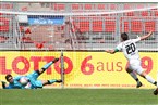 Und schon steht es 0:1, Keeper Rakovsky kann einen Freistoß von Röwe nicht fest halten. Kapitän Tobias Strauß reagiert am schnellsten...