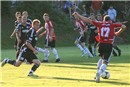 Christian Oertel (am Ball, Nummer 17) versuchte es für den TSV Buch gegen gut verteidigende Pegnitzer, traf aber in dieser Szene nicht.