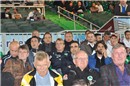 Auch Fürths Cheftrainer Mike Büskens und sein Assistent Mirko Reichel (links daneben) ließen sich das kleine Derby in der Trolli-Arena nicht nehmen.
