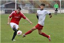 Spielmacher Lukas Pflaum (li.) wird im letzten Moment abgeblockt.