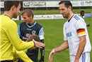 Die beiden Spielführer Stefan Wannenwetsch (li.) vom TSV 1860 und Bastian Renk (re.) vom VfL bei der Platzwahl.