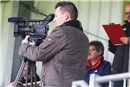 Ebenfalls vor Ort TVO-Fernsehen mit Stadionsprecher Hilmar Trunzer (re.) . . . 
