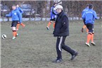 Der Trainer des ESV Ansbach-Eyb, Michael Endres, begutachtet seine Jungs beim Aufwärmen.