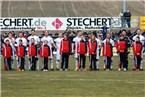Der VfL Frohnlach spielte in den blau-weißen Vereinsfarben und lief mit der Jugendmädchenmannschaft der SpVgg Eicha ein.