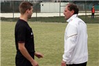 Der Schiedsrichter Michael Schmitt (li.) im Gespräch mit dem Brucker Trainer Hans Heidenreich.