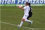 Paul Scheller (li.) vom VFL Frohnlach im Duell um den Ball mit dem Fürther Kai Hufnagel.