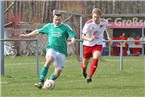 Danach ging es auch gleich los. So war die Situation häufig. Uffenheim hatte den Ball (Jochen Wiederer) und Großschwarzenlohe (Florian Haffner) hechelte hinterher.