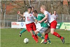 Ist Fußball, auch wenn es nach einem Ringkampf aussieht. Sven Fleischer wird deutlich gehalten von Reiner Großberger. Andreas Ponath kann nur zusehen.