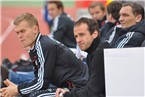 Skeptische Blicke bei Bayern-Coach Mehmet Scholl.