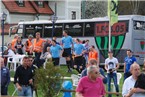 Ein bunter Farbtupfer im idyllischen Amerthal: Der Bus der Schweinfurter, als gerade die Schiedsrichter den Platz betraten
