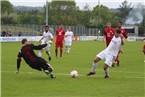 Würzburgs Keeper Daniel Tsifildis klärt im letzten Moment vor Dominik Schmitt.