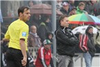 Skeptischer Blick von Spieli-Trainer Bernd Fuchsbauer, der die komplette Spielzeit im Regen stand - aber nicht im Regen stehen gelassen wurde von seiner Truppe.

