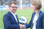 Die Europaabgeordnete Dr. Anja Weisgerber, hier neben FC 05-Vorstand Markus Koch, spendete den Ball zum Spiel.