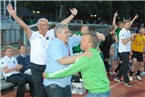 Gleich nach dem Abpfiff herzte FC 05-Trainer Gerd Klaus (grünes Oberteil) jeden, der sich ihm in den Weg stellte.