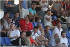 Aufmerksam beobachteten die Trainer der anderen Vereine die Partie. Im weißen Hemd und dem berühmten Schnauzer beispielsweise Herbert Heidenreich. Links daneben Werner Pfeuffer.