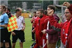 Jubel im Lager des SV Buckenhofen: Trainer Rainer Gerlitz und die Personen um die Gäste-Auswechselbank herum freuen sich über das zwischenzeitliche 1:1 (22.).
