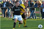 Rene Schildt (gelb) im Duell mit Youngster Fabian Sturm.