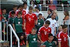 Beim Einlauf der beiden Teams waren die Jugendspieler des FC 05 sicher stolz, an der Seite der Bayern zu sein