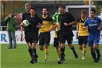 Schiedsrichter Björn Söllner vom TSV Aidhausen führt beide Teams auf das Spielfeld.
