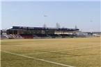 Ein Schmuckkästchen ist das neue Stadion in Seligenporten schon. Schade, dass sich nur so wenige Zuschauer beim Spitzenspiel der Bezirksliga 2 im weiten Runde verloren.
