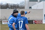SV-Trainer Sven Lauterbach instruiert Maximilian Lang.