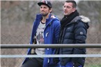 Der Buckenhofener Stand-By-Spieler Andi Körtvelyesi (links) und Michael Mai, der Brucker U19-Trainer und Vater Buckenhofens Patrick, beobachteten auch die Partie.