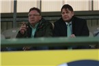 Hofs Präsident Rainer Denzler (links) und Jürgen Küspert - Krawatte und Hemd Ton in Ton - sahen 60 Minuten keine gute Hofer Mannschaft.