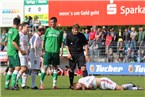 Schiedsrichter Benjamin Mignon in Aktion, während Schweinfurts Florian Riegel am Boden liegt.
