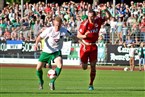 Schweinfurts Marino Müller gegen Rosenheims Vicenzo Potenza beim 1:0.