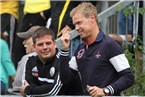 Bei so einem Spiel brauchst du Köpfchen scheint Adelsdorfs Ex-Trainer Otmar Bayer anzudeuten, der sich das Spiel in seiner alten Heimat Feucht nicht entgehen ließ.
