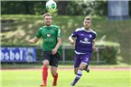 Marino Müller (li.) kann den Ball vor Bambergs Kapitän Benjamin Kauffmann (re.) spielen.