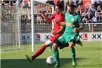 Kickers Kaptain Amir Shapourzadeh (li.) im Laufduell mit Benedikt Buchinger (re.).