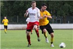 Dennis Zyder aus der Jugend des TSV Röttenbach (li.) beißt sich in den Zweikampf mit Cosmin-Adrian Ichim, der in der vergangenen Saison sieben Tore in der Regionalliga für Bayern Hof erzielte. 