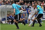 Hat Steffen Konrad den Ball mit der Hand gespielt? Nuhi Sylejmani und Florian Clausnitzer schauen zu.