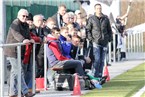 Skeptische Blicke auf der Sander Bank: Der verletzte Peter Heyer (vo.) und FC-Coach Bernd Eigner (hi.).