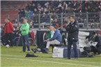 Sowohl Kickers Trainer Bernd Hollerbach (re.), als auch Schweinfurts Trainer Gerd Klaus verfolgen das Spiel mit gespanntem Blick und verschränkten Armen.