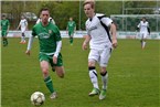 Thilo Wilke (TSV Karlburg, re.) spielt den Ball vor Fabian Mauderer (TSV Abtswind) ab.