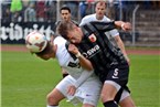 Schweinfurts Tom Jäckel köpft gegen Augsburgs Daniel Stanese.