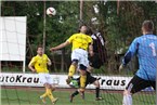 Dominik Beier (re.) gewinnt den Kopfball gegen Ebenfelds Spielführer Sebastian Lieb und legt den Ball dadurch zurück auf Christian Müller.