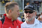 Plausch unter Trainern: SpVgg-Coach Bernd Fuchsbauer beglückwünscht seinen siegreichen Trainerkollegen Klaus Gunreben (rechts).