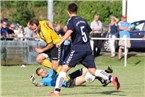 Und wieder bleibt Torwart Mario Möschwitzer Sieger gegen den Hofer Angreifer Christian Brandt.