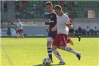 Eintracht-Eigengewächs Lucas Schraufstetter (hi.) und Thomas Hierlmeier (vo.) lieferten sich einige enge Zweikämpfe, in dieser Situation behält der Regensburger Spielführer die Oberhand.